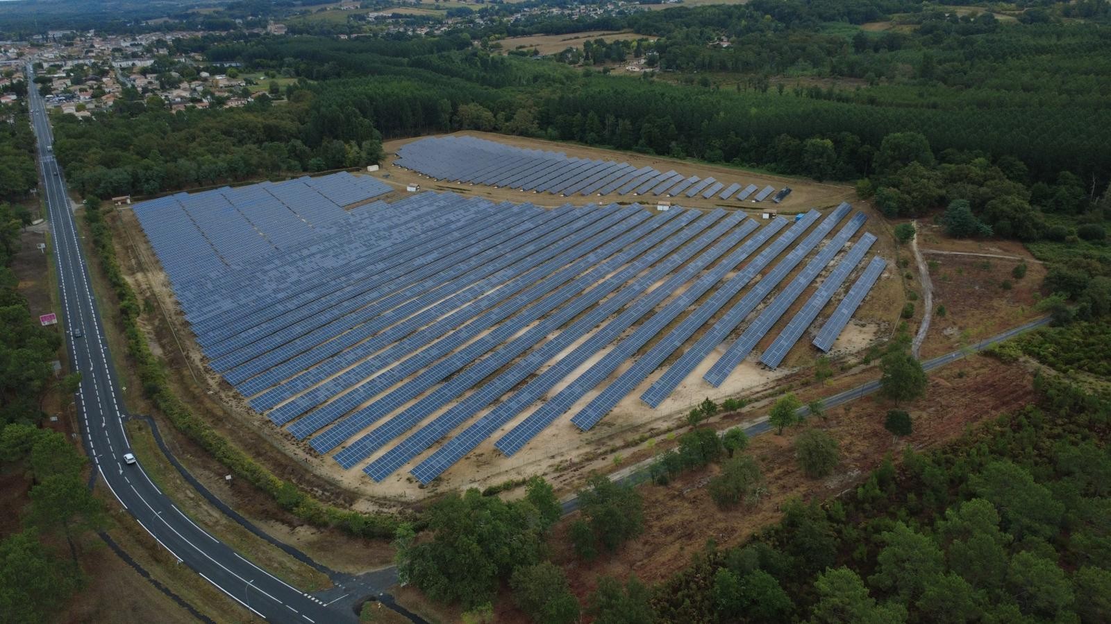 Vue panoramique d'une centrale photovoltaïque et de sa végétation entretenue